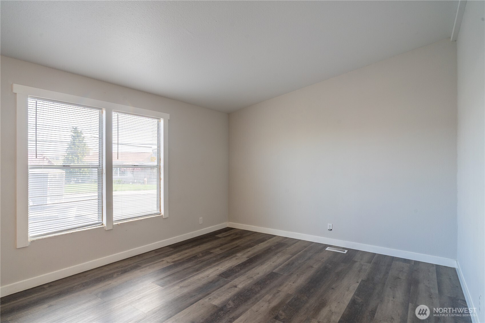 1341 W Columbia Avenue , Moses Lake, WA 98837