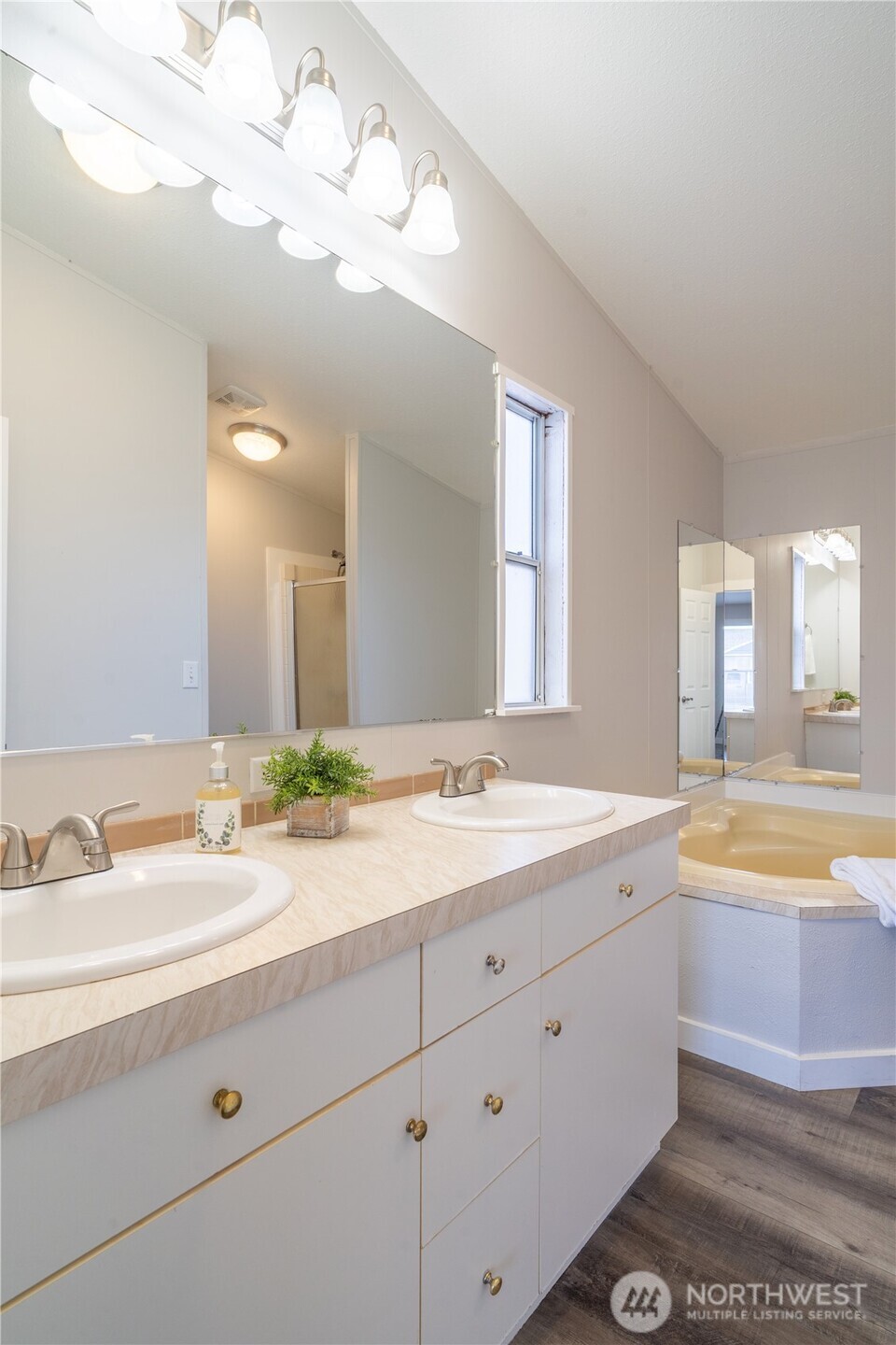 1341 W Columbia Avenue , Moses Lake, WA 98837
