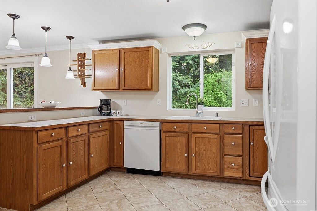 496 Pleasant Drive , Bremerton, WA 98312