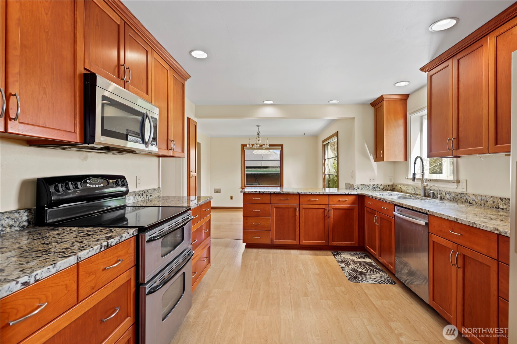 6901 40th Avenue SW, Seattle, WA 98136-1911