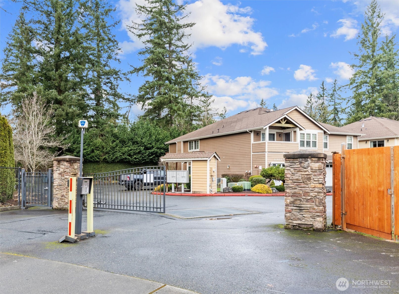 21900 SE 242ND Street #G2, Maple Valley, WA 98038