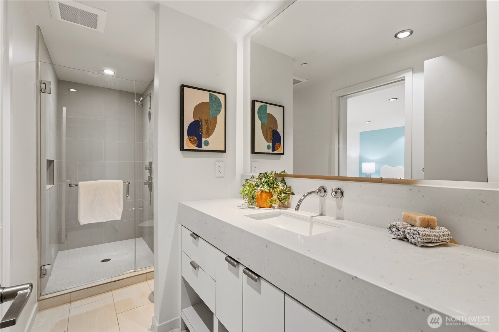 9135 NE 19th St , Clyde Hill, WA 98004