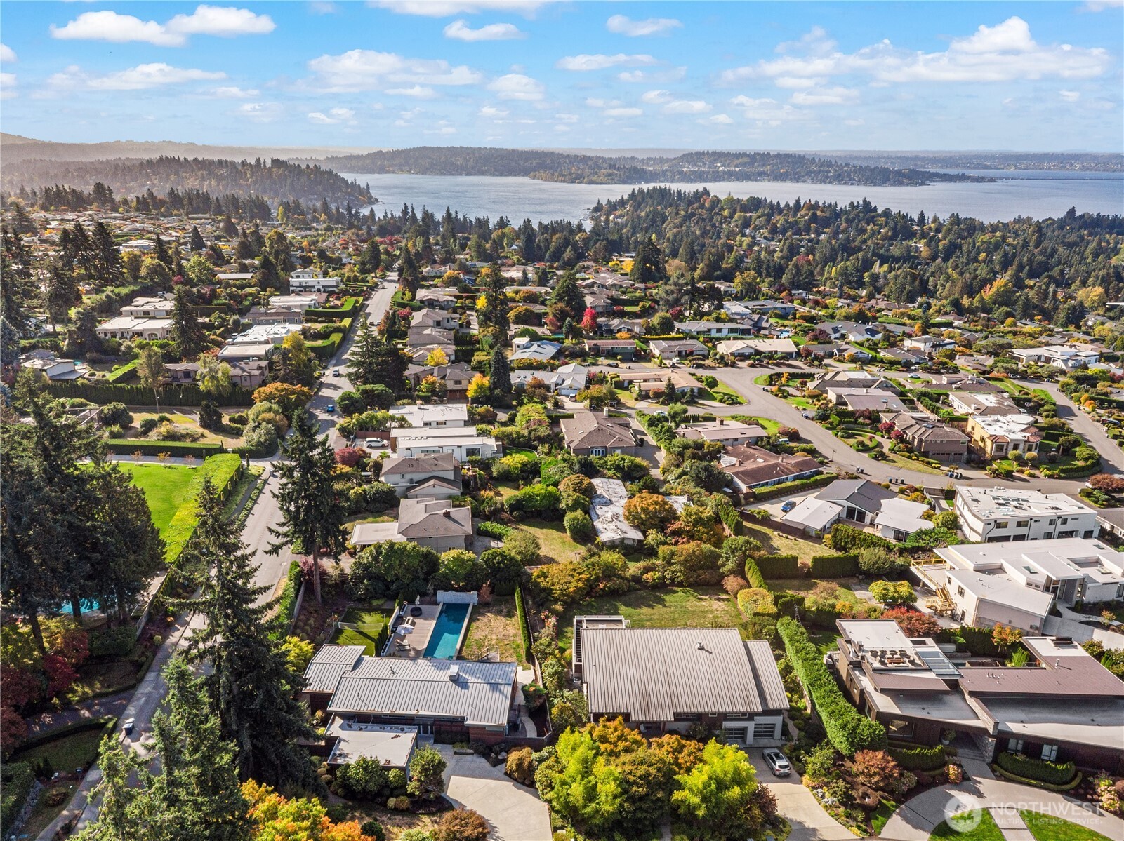 9135 NE 19th St , Clyde Hill, WA 98004