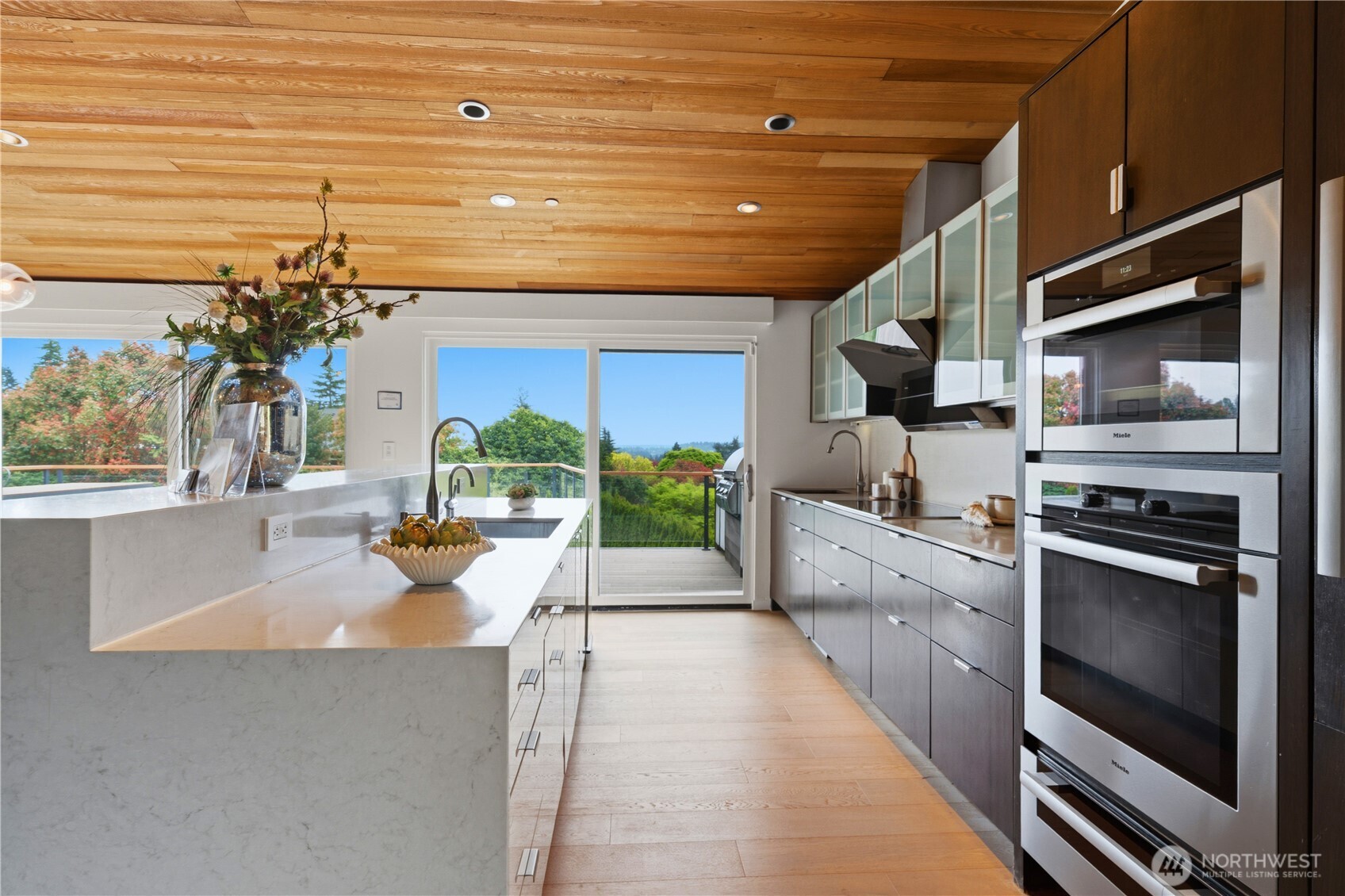 9135 NE 19th St , Clyde Hill, WA 98004