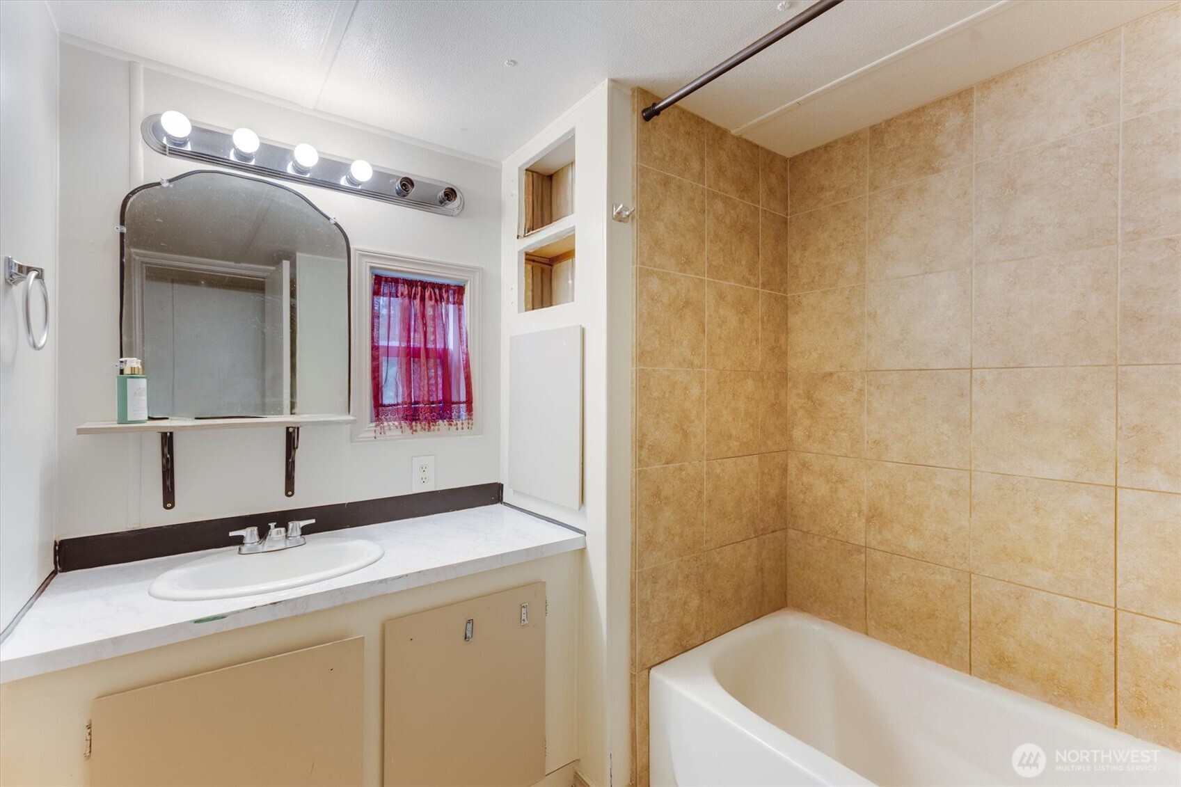 215 North Avenue , Kelso, WA 98626