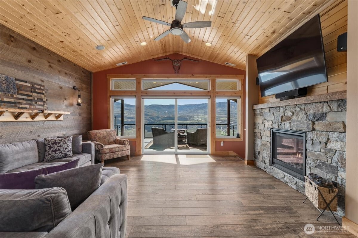 525 Columbia View Road , Chelan, WA 98816