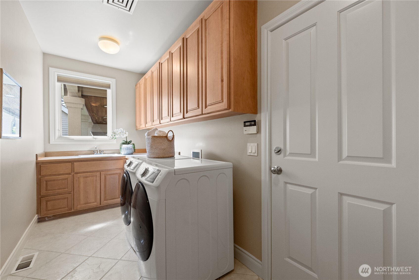818 Windsor Drive SE, Sammamish, WA 98074