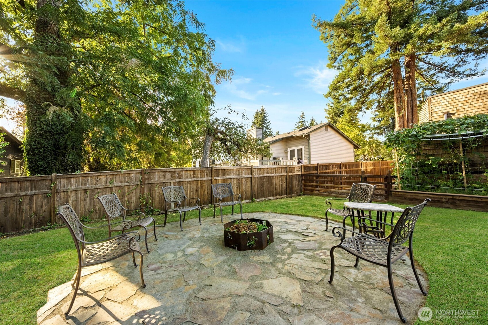 639 12th Avenue , Kirkland, WA 98033-5114