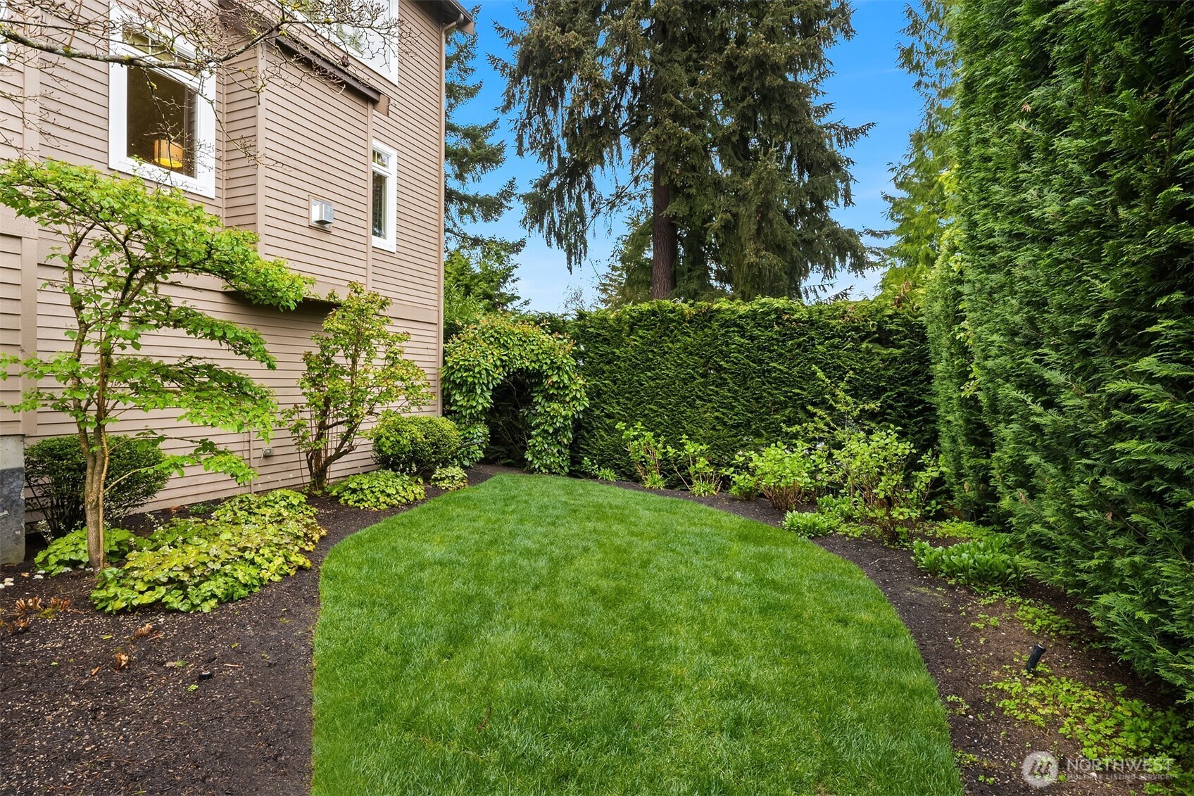816 100th Avenue SE, Bellevue, WA 98004