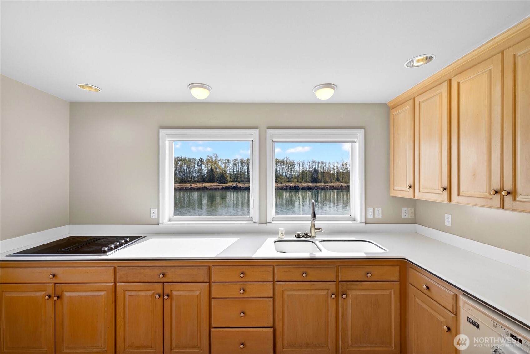 811 Shoshone Dr , La Conner, WA 98257