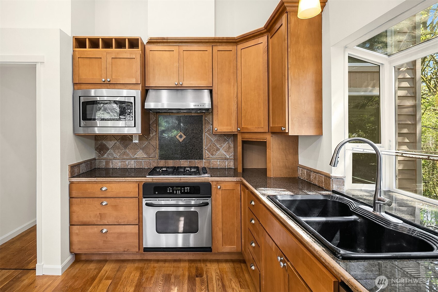 14236 95th Avenue NE, Kirkland, WA 98034