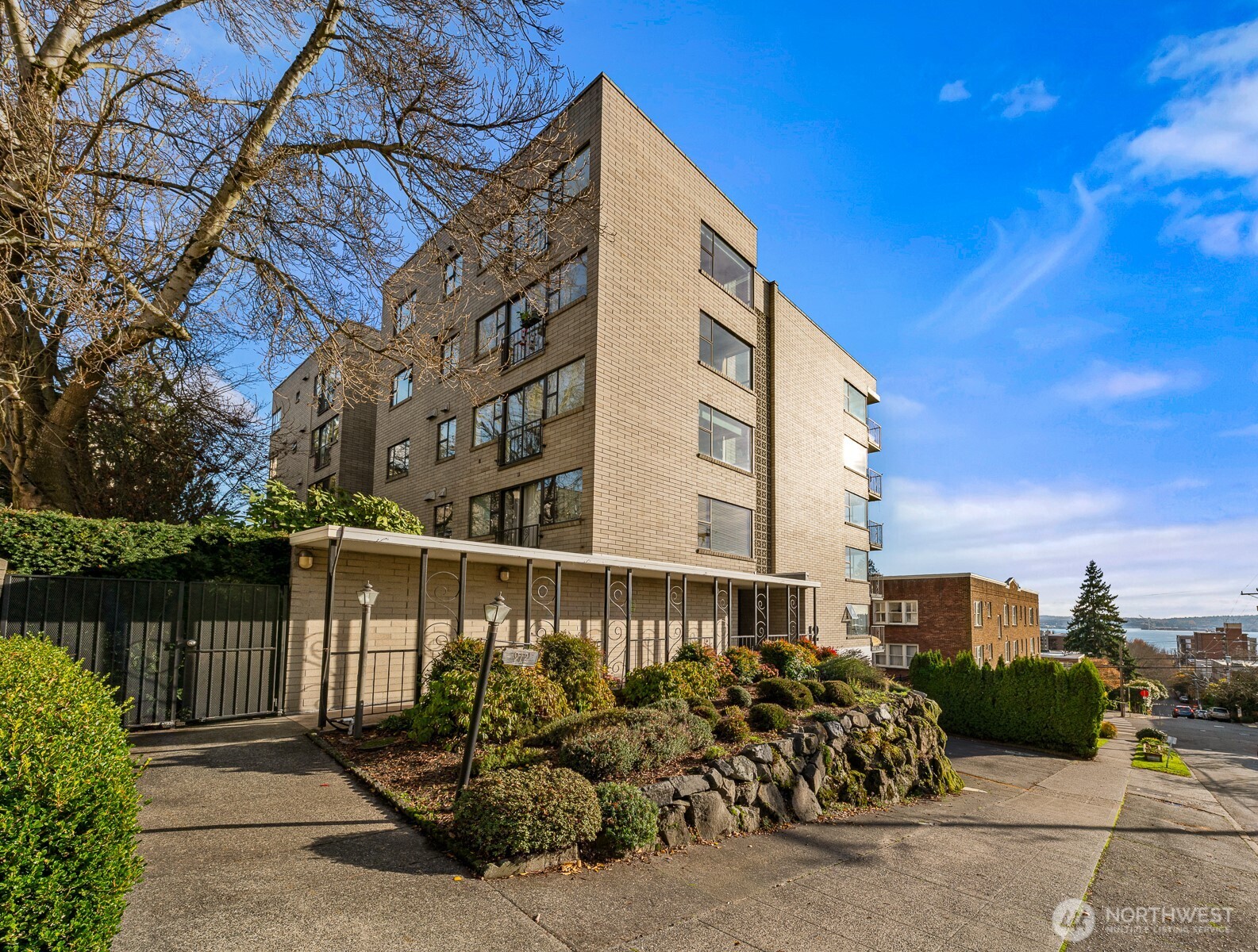 912 3rd Avenue W #101, Seattle, WA 98119-3751