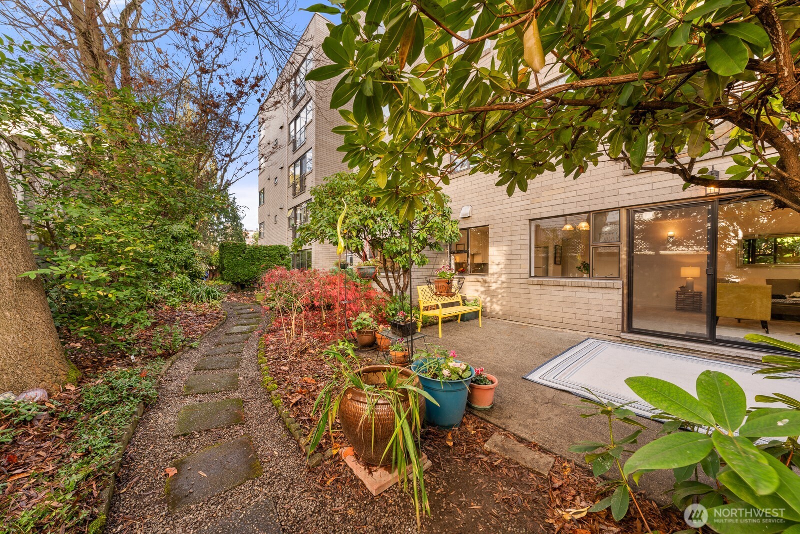 912 3rd Avenue W #101, Seattle, WA 98119-3751