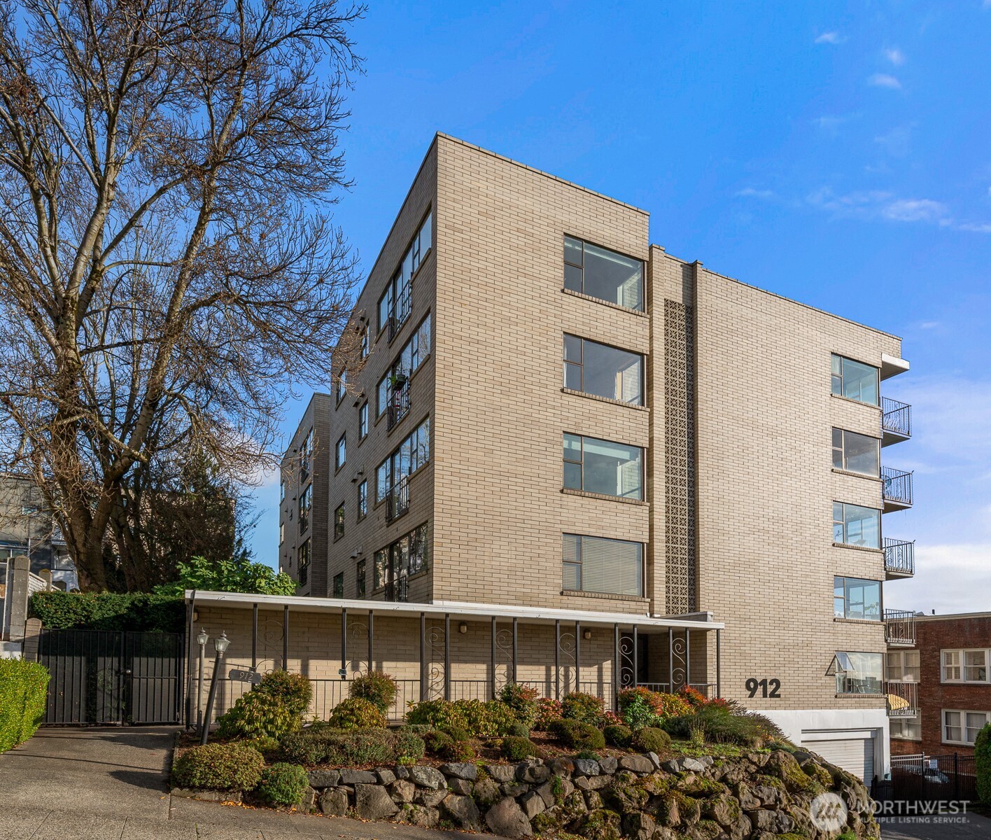 912 3rd Avenue W #101, Seattle, WA 98119-3751