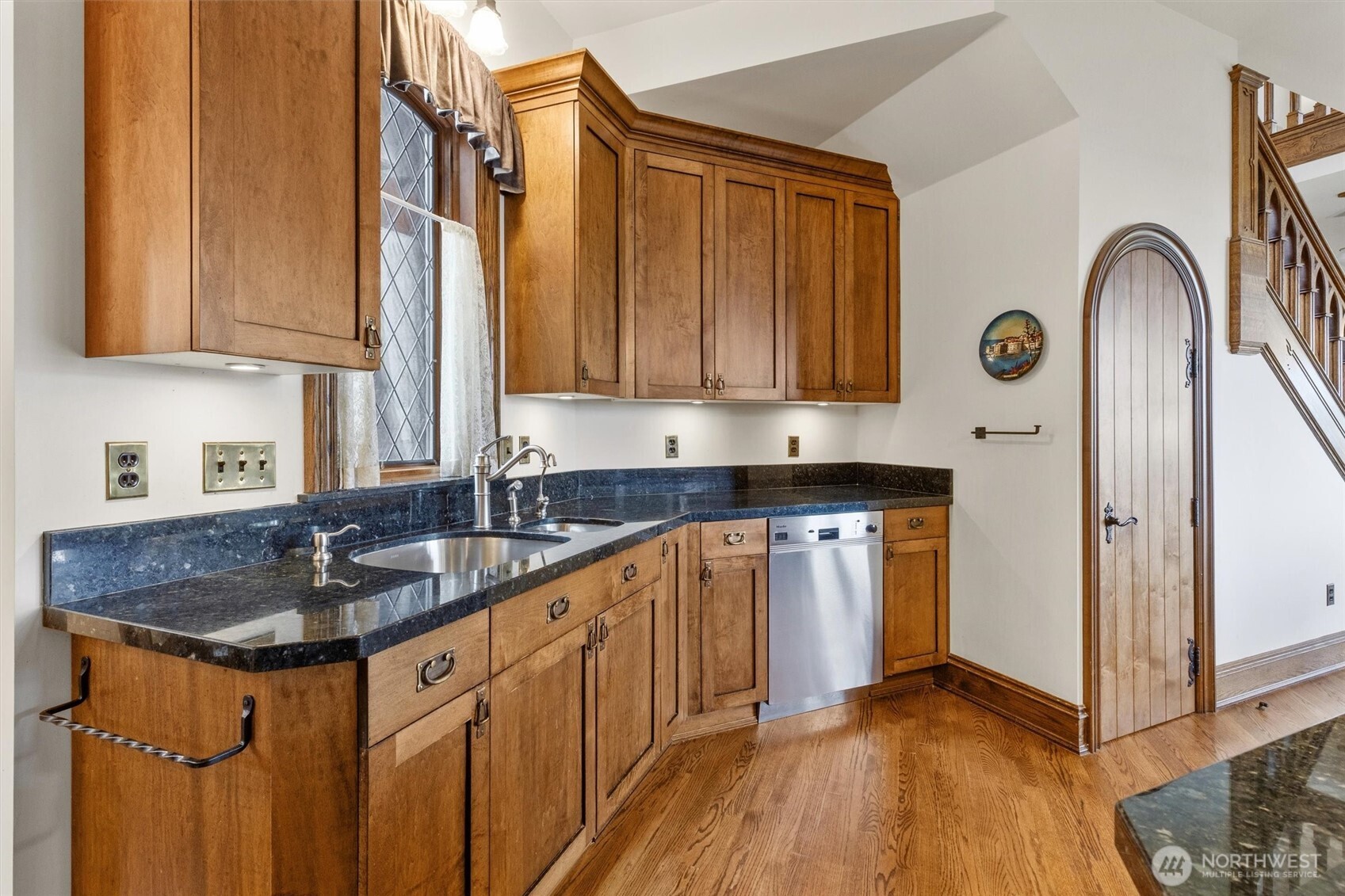 4725 W Mercer Way , Mercer Island, WA 98040-4332