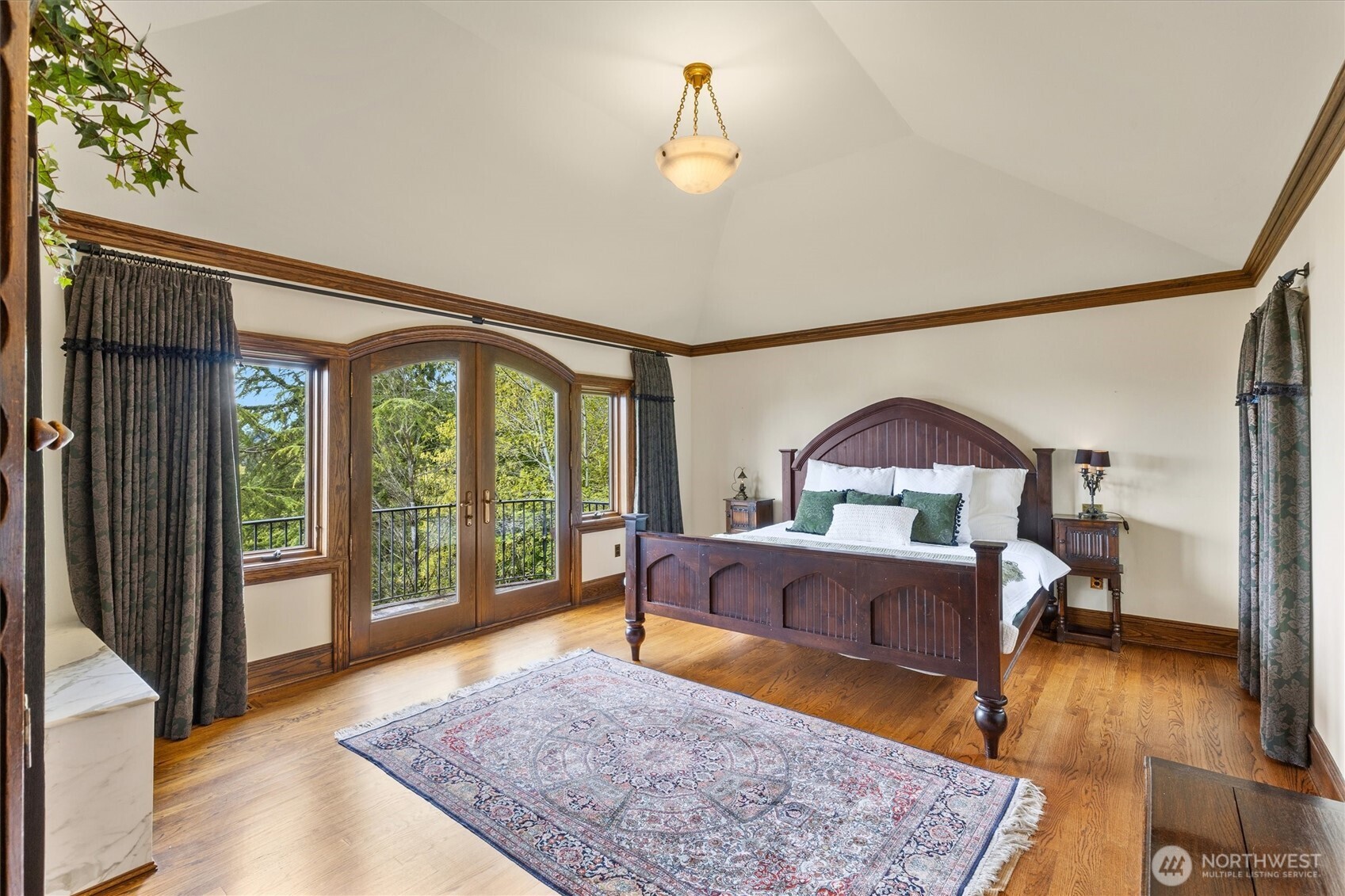 4725 W Mercer Way , Mercer Island, WA 98040-4332