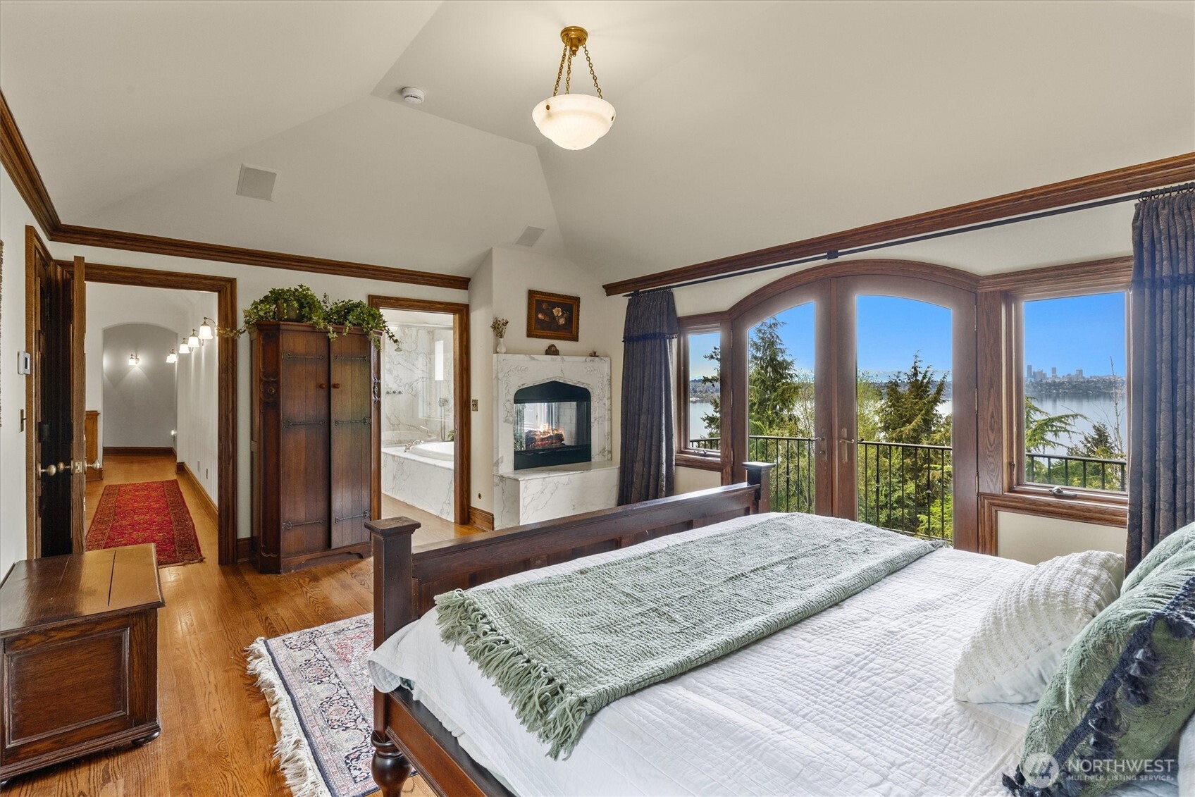4725 W Mercer Way , Mercer Island, WA 98040-4332