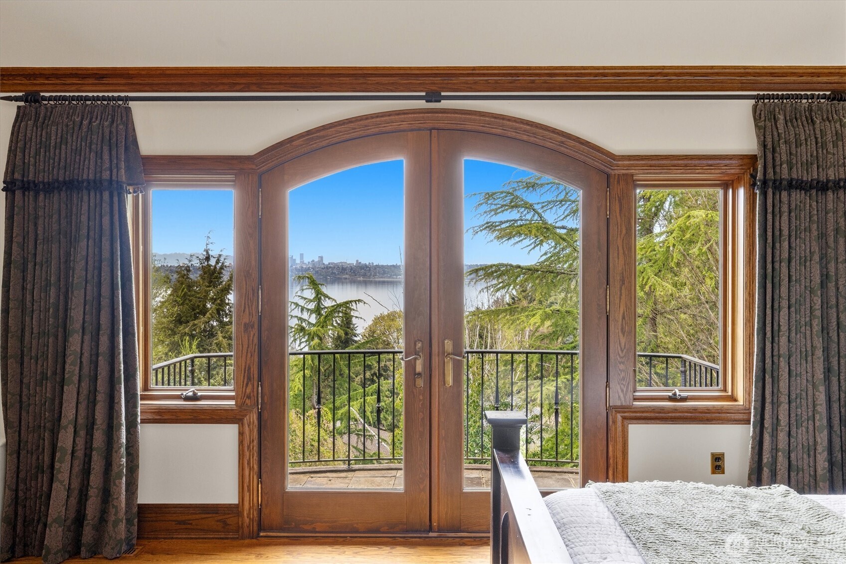 4725 W Mercer Way , Mercer Island, WA 98040-4332