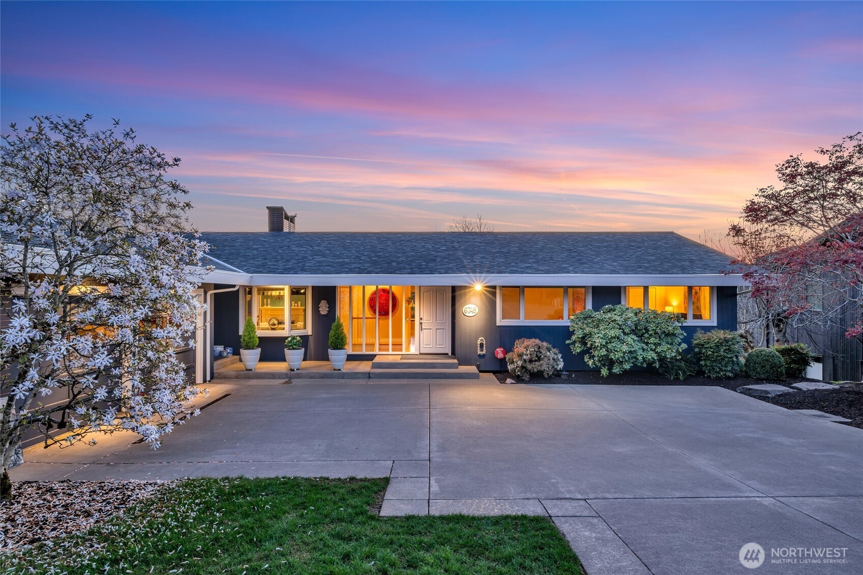 6749 82nd Avenue SE, Mercer Island, WA 98040