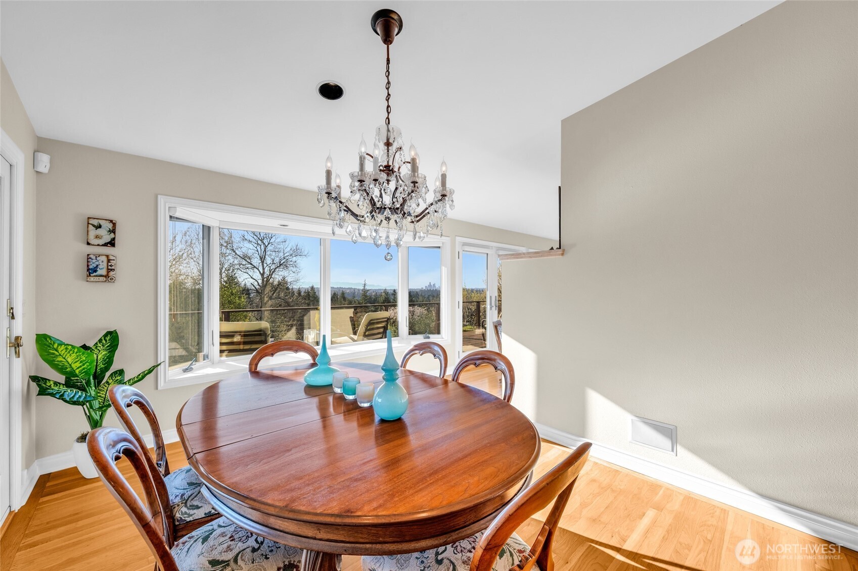 6749 82nd Avenue SE, Mercer Island, WA 98040