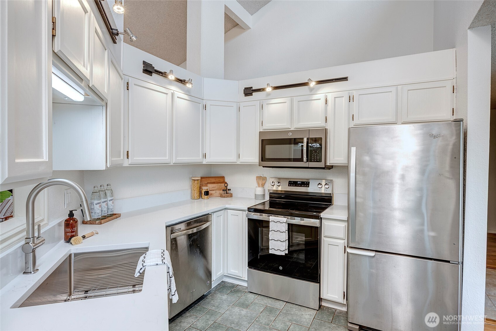 1809 N 107th Street #301, Seattle, WA 98133