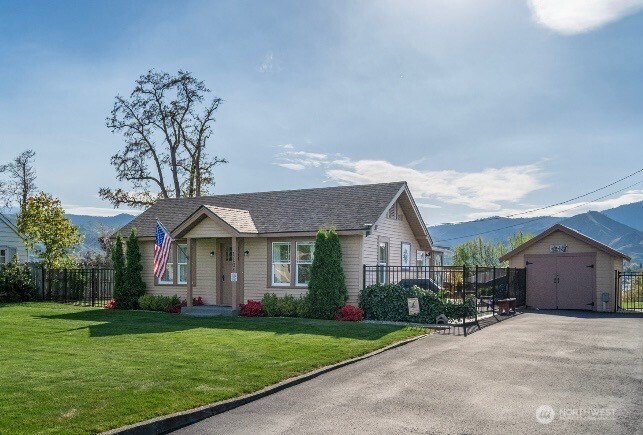 1104 N Baker , East Wenatchee, WA 90880