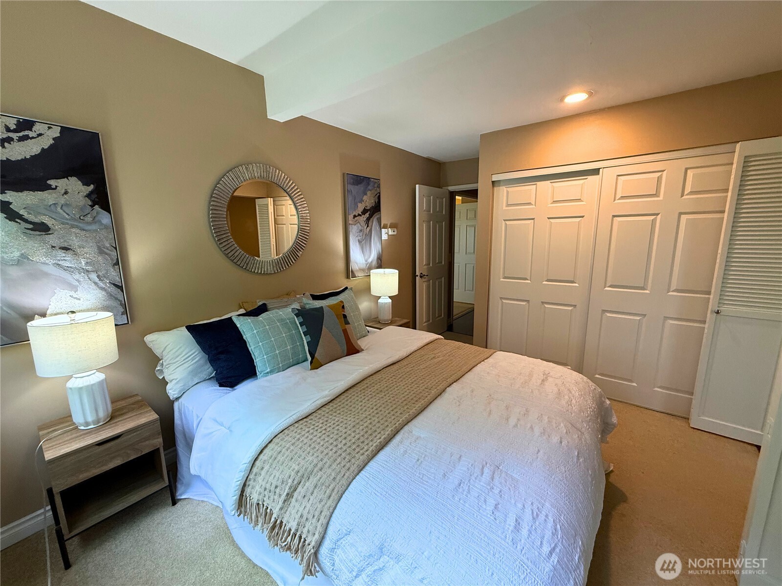 7600 SE 29th St #501, Mercer Island, WA 98040