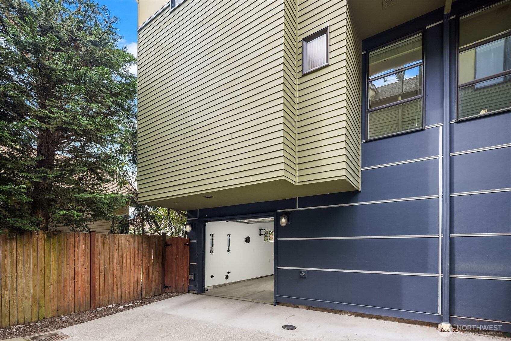 751 N 71st Street , Seattle, WA 98103