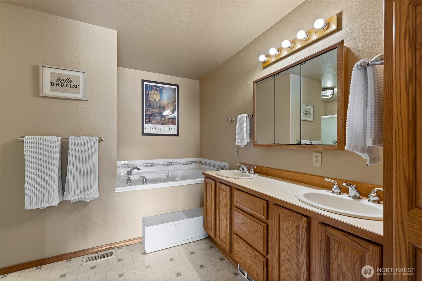 591 W Shelton Valley Road , Shelton, WA 98584