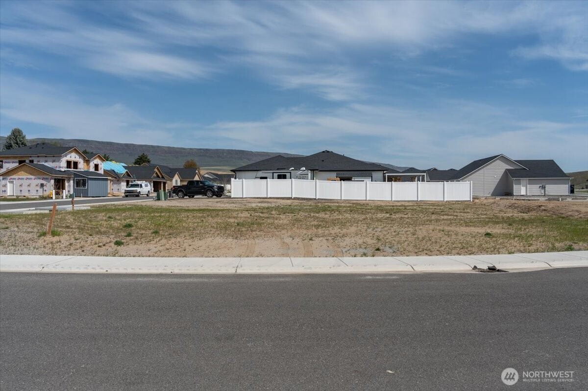 834 NE Tyler Place , East Wenatchee, WA 98802