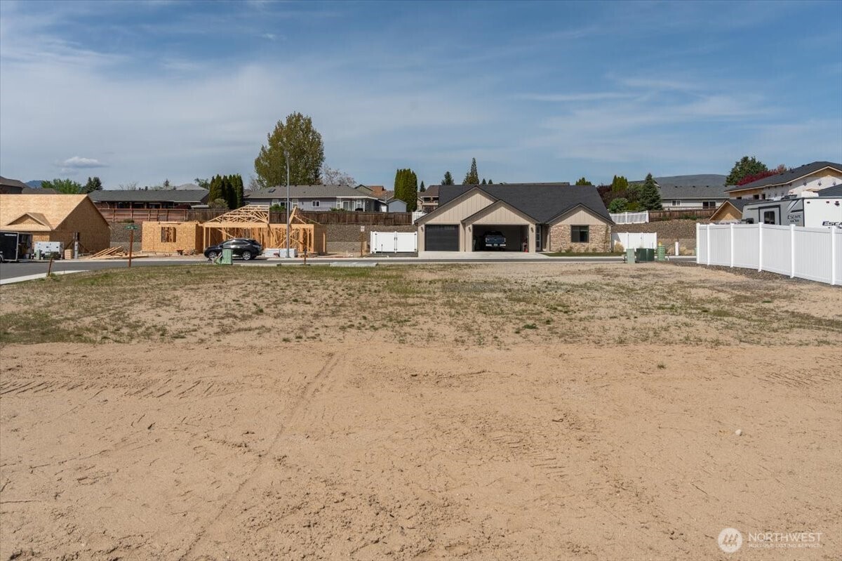 834 NE Tyler Place , East Wenatchee, WA 98802