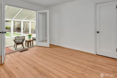 3240 W Viewmont Way W, Seattle, WA 98199 - Photo 16