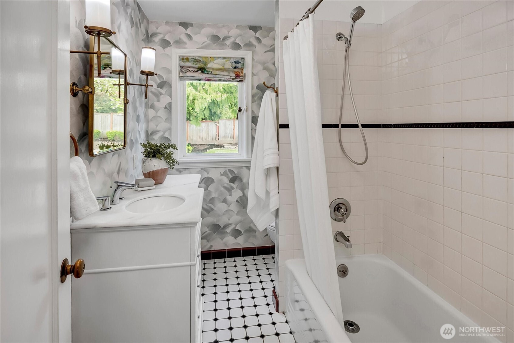 3240 W Viewmont Way W, Seattle, WA 98199