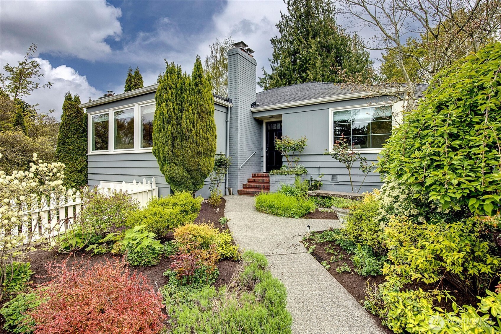 3240 W Viewmont Way W, Seattle, WA 98199