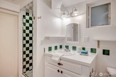 3240 W Viewmont Way W, Seattle, WA 98199 - Photo 25