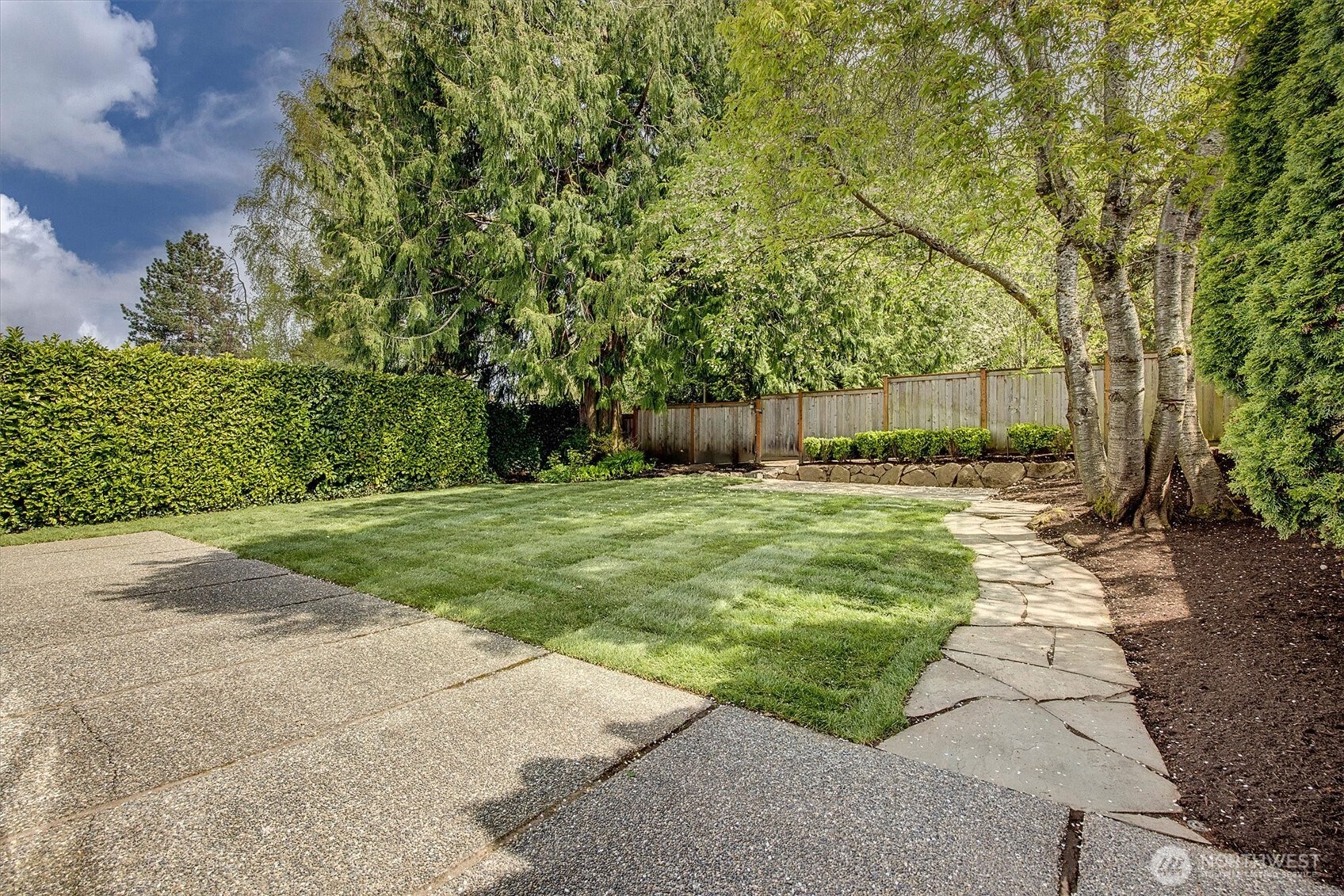 3240 W Viewmont Way W, Seattle, WA 98199