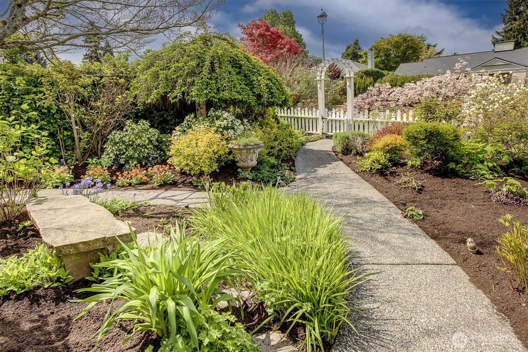 3240 W Viewmont Way W, Seattle, WA 98199