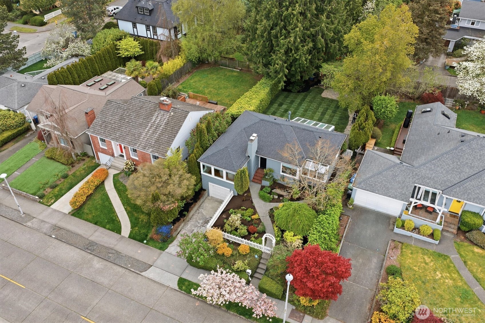 3240 W Viewmont Way W, Seattle, WA 98199
