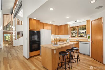 8438 N Mercer Way , Mercer Island, WA 98040 - Photo 12