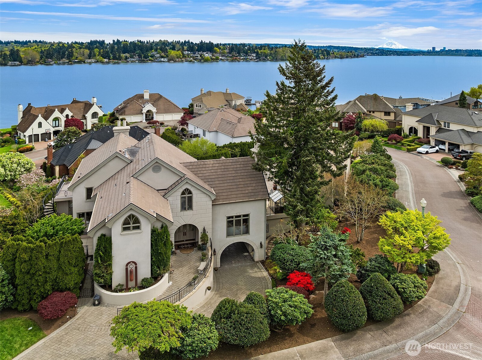 8496 NE Woodland Cove Drive , Kirkland, WA 98034