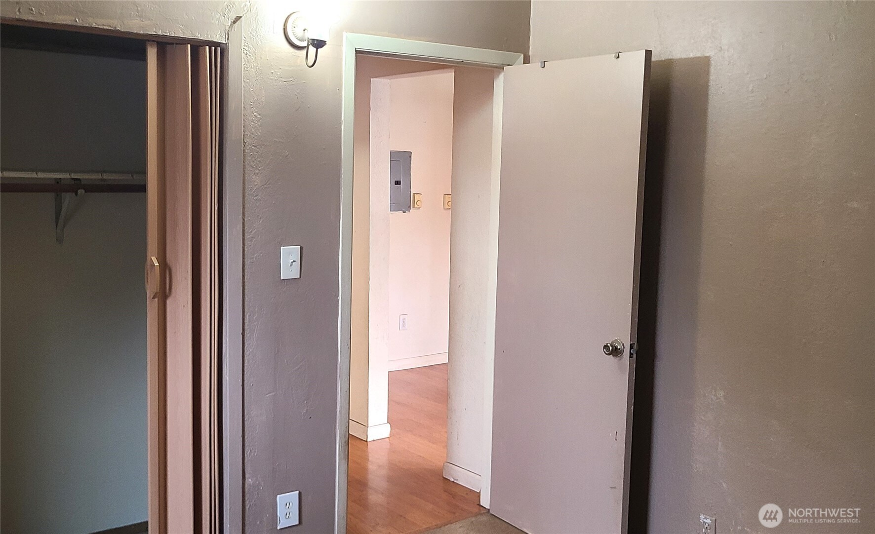 529 N 103rd Street , Seattle, WA 98133-9201
