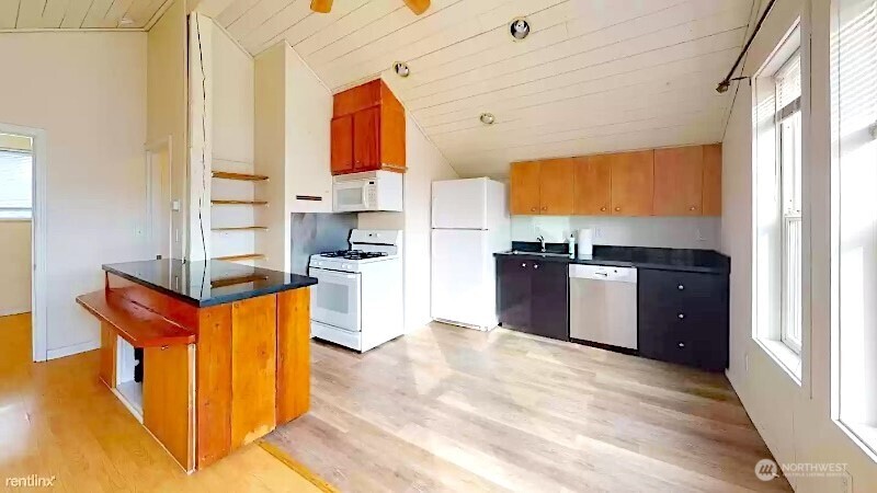 8829 Midvale Avenue N, Seattle, WA 98103