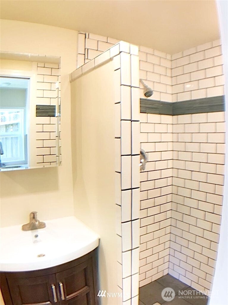 8829 Midvale Avenue N, Seattle, WA 98103