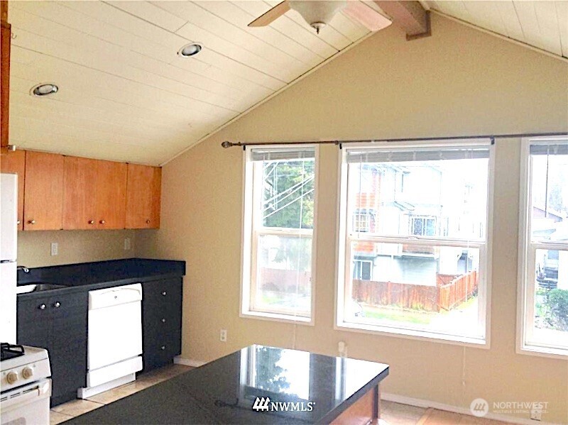 8829 Midvale Avenue N, Seattle, WA 98103