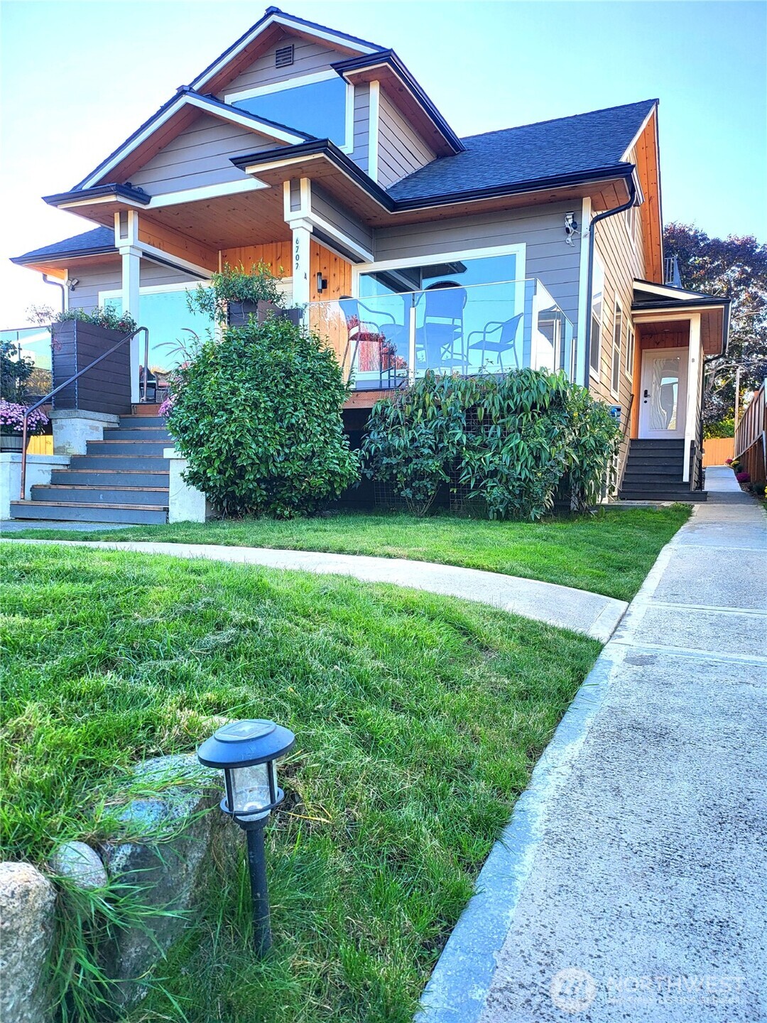 6707 Aurora Avenue N, Seattle, WA 98103