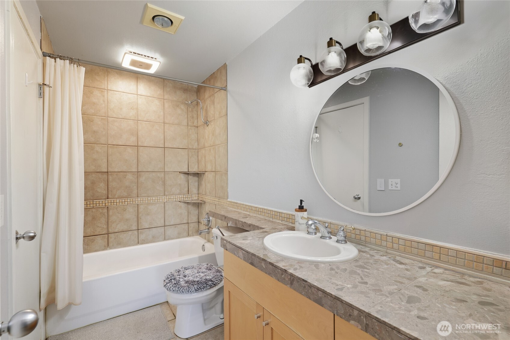 275 W Roy Street #412, Seattle, WA 98119-3860