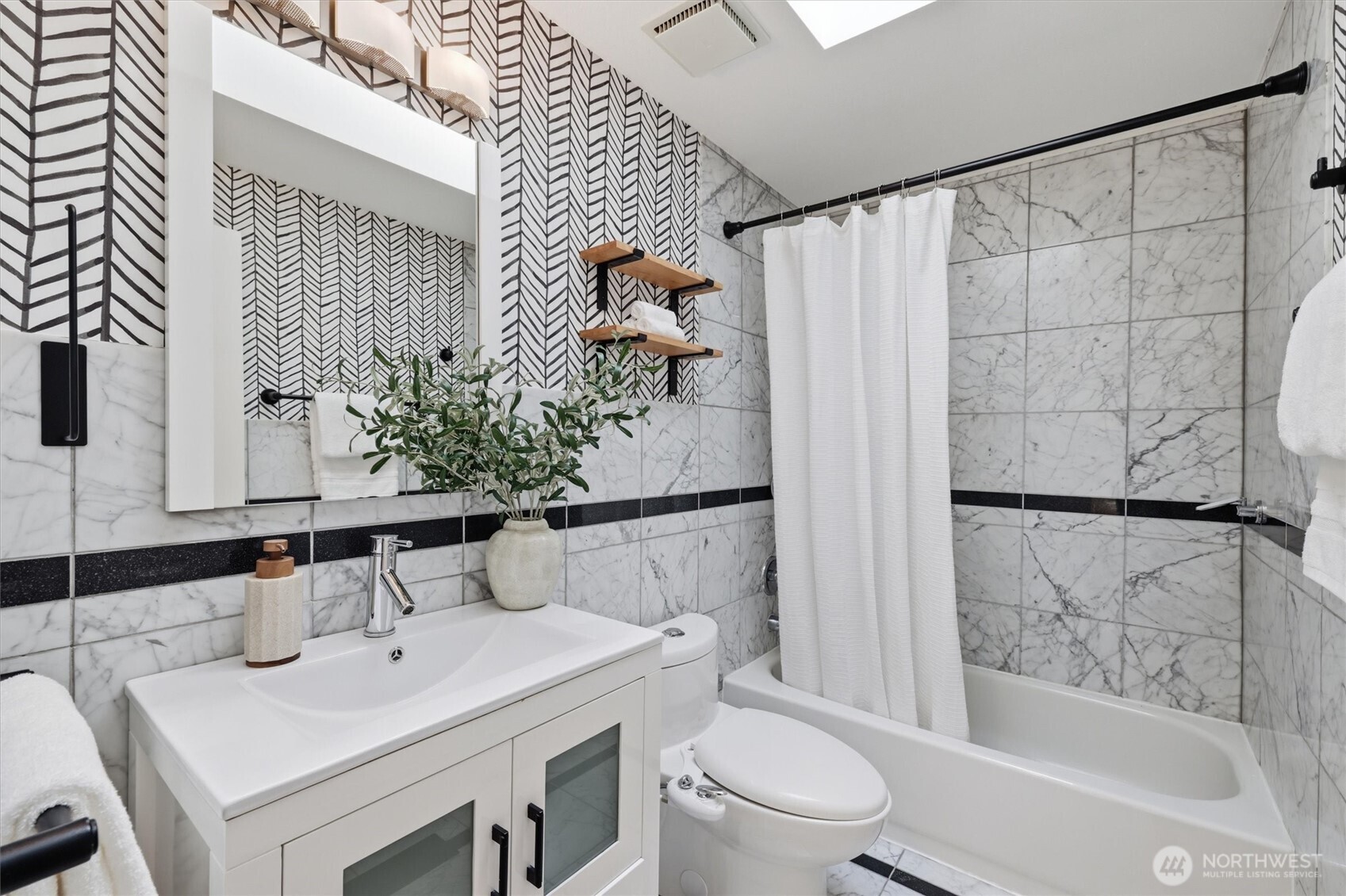 1040 NW Honeywood Place , Issaquah, WA 98027