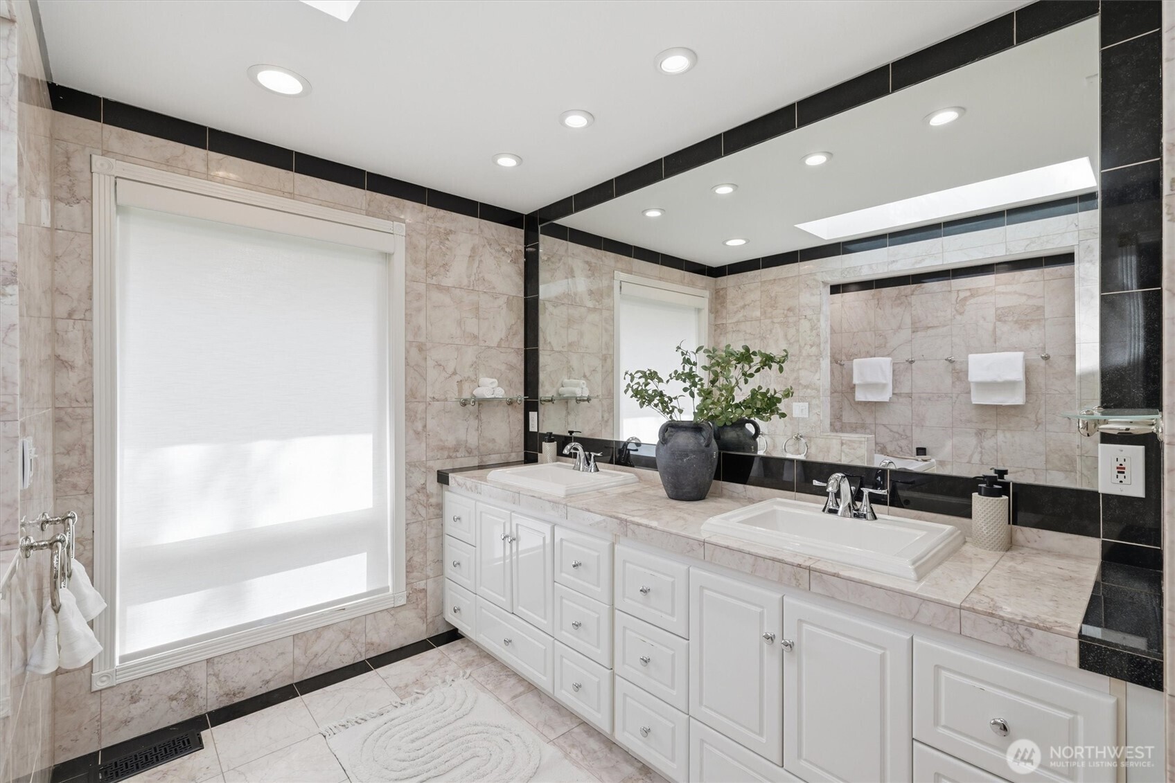 1040 NW Honeywood Place , Issaquah, WA 98027