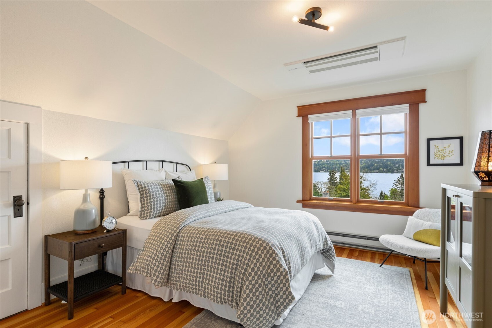 5602 S Willow Street , Seattle, WA 98118