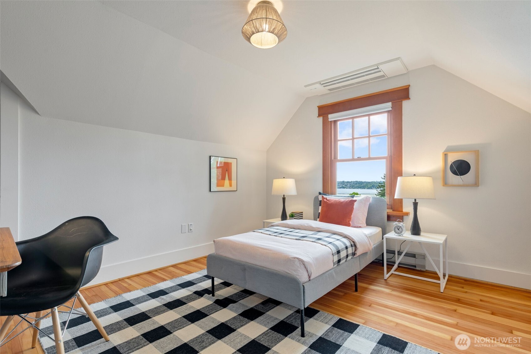 5602 S Willow Street , Seattle, WA 98118